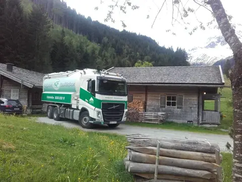HQF-LKW bei der Lieferung zu einem Bauernhof