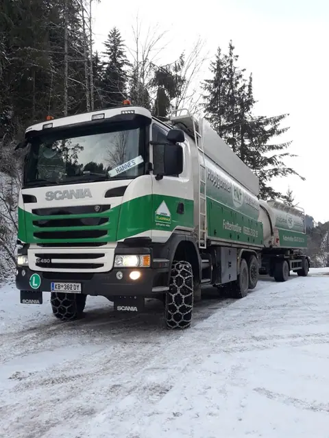 HQF-LKW auf verschneiter Straße