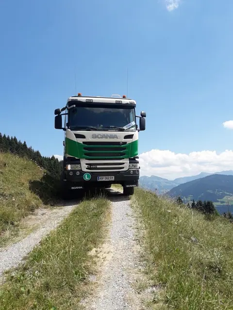 HQF-LKW auf einem Almweg