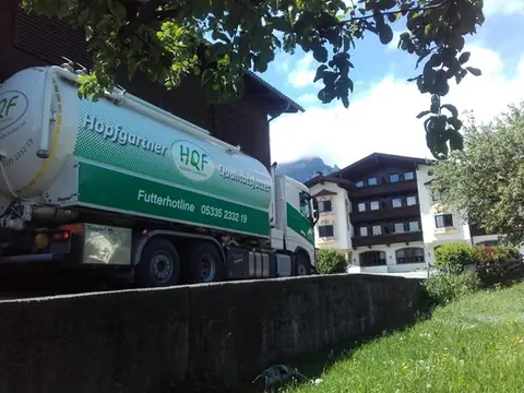 HQF-LKW bei einer Lieferung im Ort