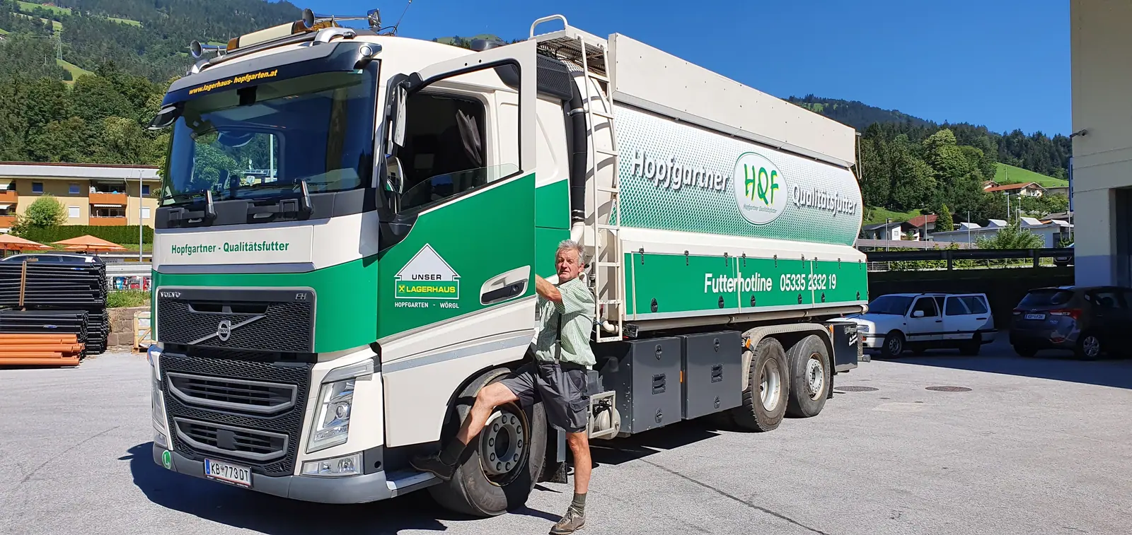 Sebastian Fuchs mit seinem Volvo
